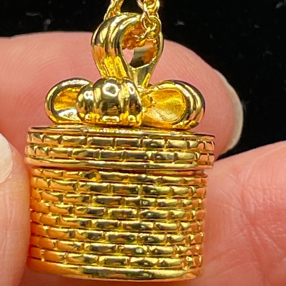 Joan Rivers Vintage Gold Tone Gift Box Pendant Necklace Classics Collection - Picture 3 of 8